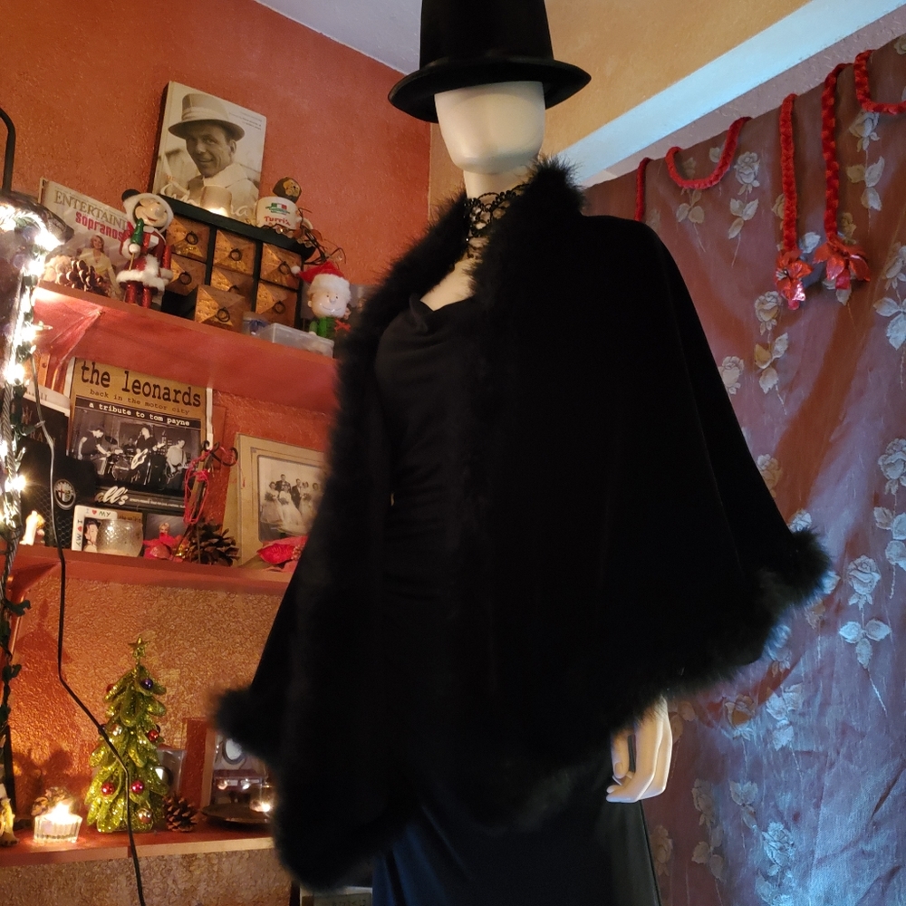 🖤Black Velvet Cape with Marabou feathers 🖤 - Picture 11 of 16